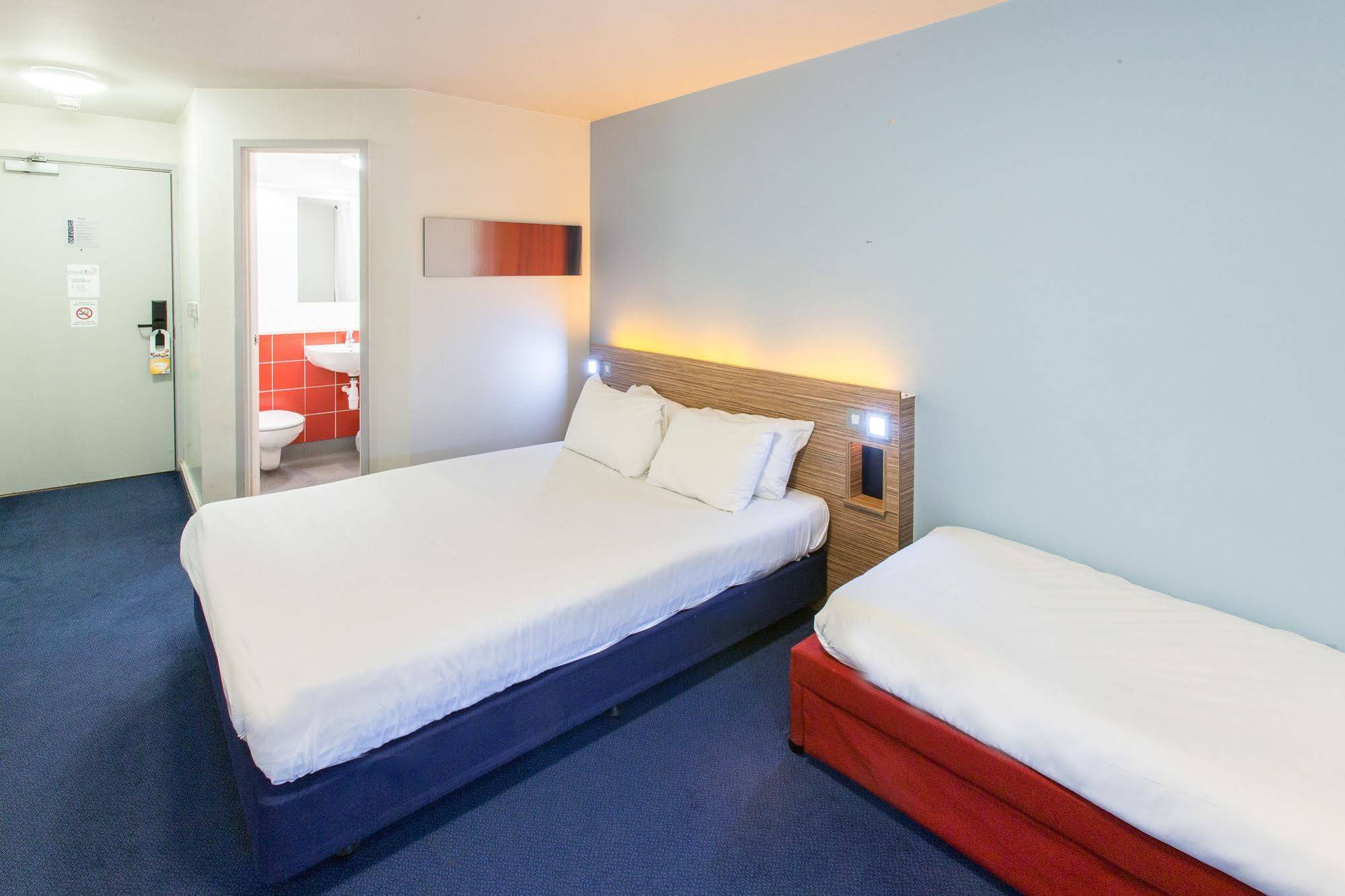 Redwings Lodge Wolverhampton Central Екстер'єр фото